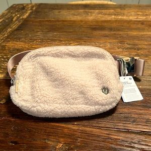 Everywhere belt bag *Fleece BNWT